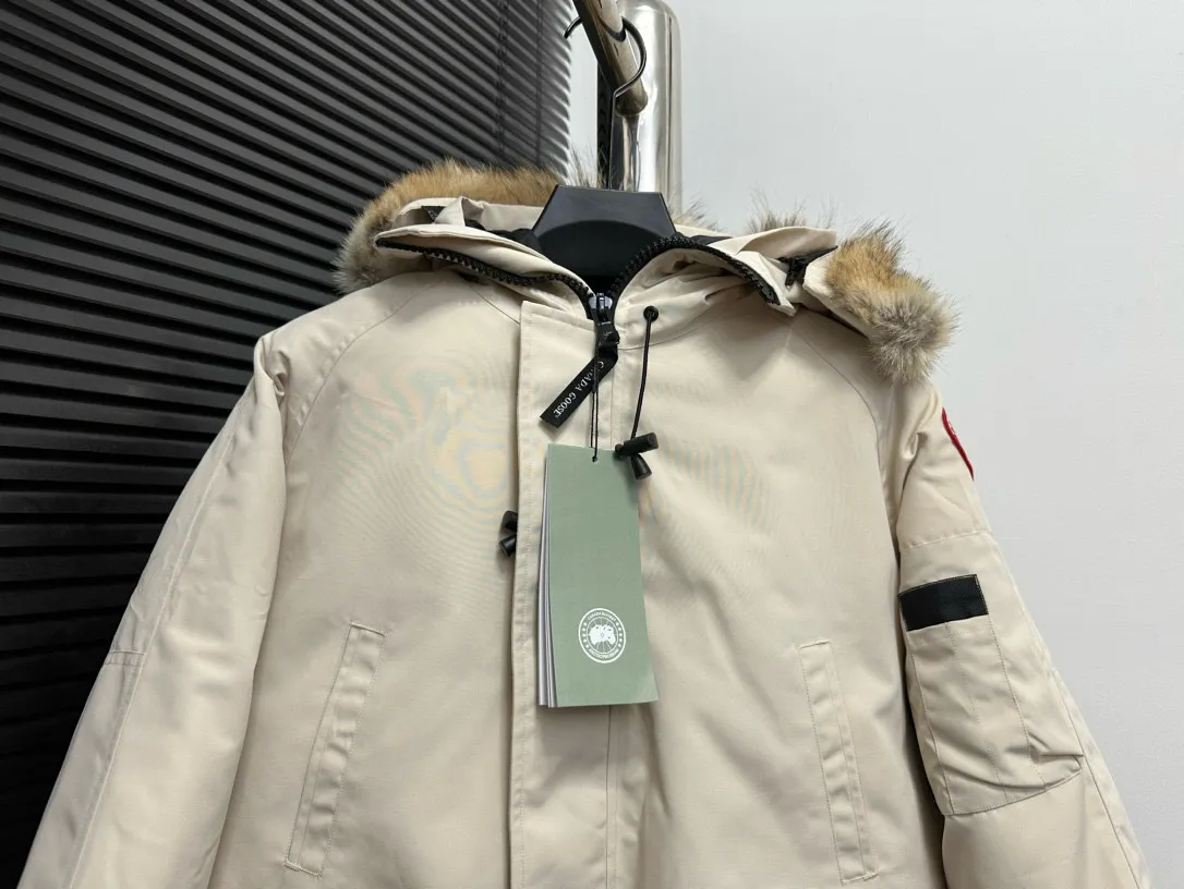P780 [Canada goose] 01 Exdition Parka Down Jacket for Couples. Genuine original version. You need to compare with the genuine product at any time. All accessories are custom-made from the original factory. 💯The softness and hardness of the fabric is compared with the original one. It can be restored by kneading at will (fabric misunderstanding: fabrics with high hardness are not waterproof. Only those who buy the latest authentic version this year will notice the softness and comfort of the fabric) 💯The down is synchronized with the genuine white duck down, fluffy and not lumpy. Electronically controlled velvet filling machine 💯Customized zippers with genuine YKK military-grade copper core zipper pullers, high hardness and no jamming 💯The fur collar is purchased from Western Canada coyote skin original customization 💯All workmanship and wiring are controlled by workers with more than ten years of service. They must be horizontal and vertical, and are not crooked. The inner wiring density is more sophisticated. Feel free to compare 💯label, collar label, washed label, hangtag, zipper rope, pocket label Back label, collar velvet, Velcro fasteners, cuffs, all details are updated simultaneously with the original product. The best version, the most complete colors, battle all kinds of worldly goods, sizes: XS-XXL